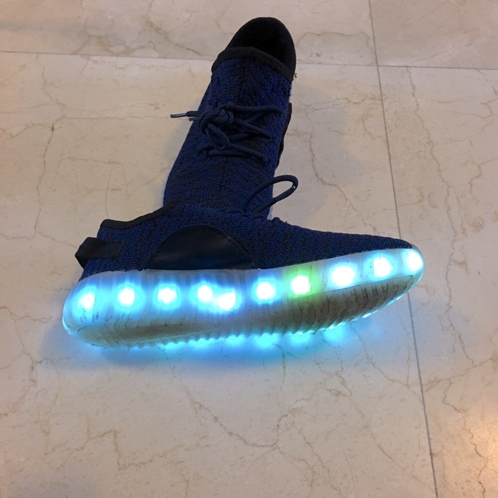 Boys Light-up Sneakers Size 6